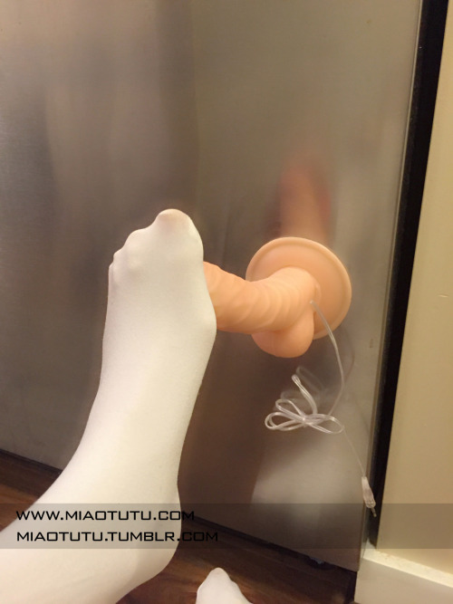 candyclub213: miaotutu: 啦啦啦 足控福利~ 这组照片一共20张 然而tumblr限制一次只能发十张=-=分享这组照片就有概率拿到这一套图哦 20张没有水印哒照片=w= 