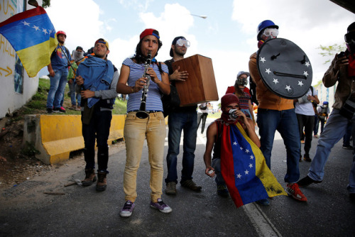 yahoonewsphotos: Venezuela’s symphony of protests Protesters play violins, flutes and guitars as they take to the streets of Caracas in demonstrations against President Nicolas Maduro. Venezuela’s opposition renewed nationwide protests to pressure