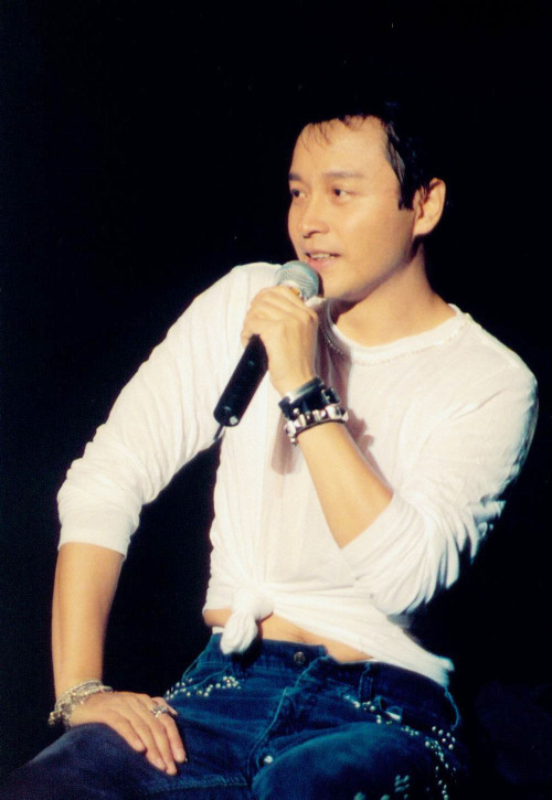 Leslie Cheung (2000) 拉阔音乐会pics credit: x