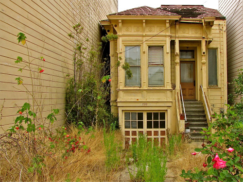 abandonedandurbex:An abandoned home in San Francisco sandwiched between two modern apartment buildin