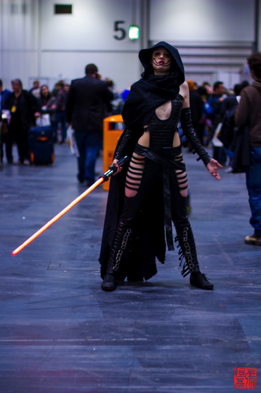 foodandcosplay:  London Super Comic Con 2014 Fem Sith Lord Cosplayer: Alien Queen