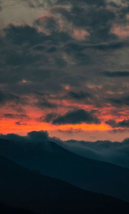 Clouds, dark, horizon, sky, hills, 1280x2120 wallpaper @wallpapersmug : ift.tt/2FI4itB - htt