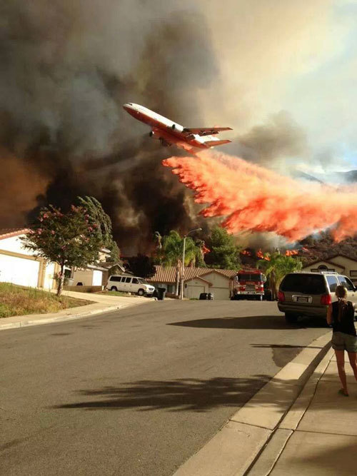 xplanes:  “DC-10 arrives at the Falls fire.” (via the Corona Fire Department ‘s Facebook page)