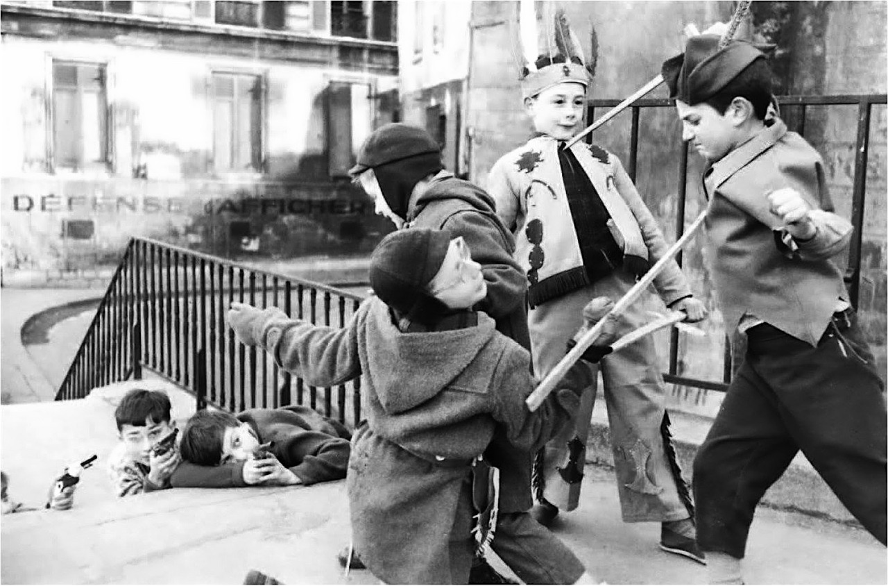 Édouard Boubat. "Bataille d'enfants", Paris, 1953. From Gamma-Rapho