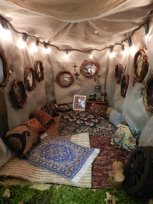 bvddhist:  theperksofthemountains:  hippie—-vibes:  flowerrd:  ༀ  x   Organic  // Spiritual  // Hippie  