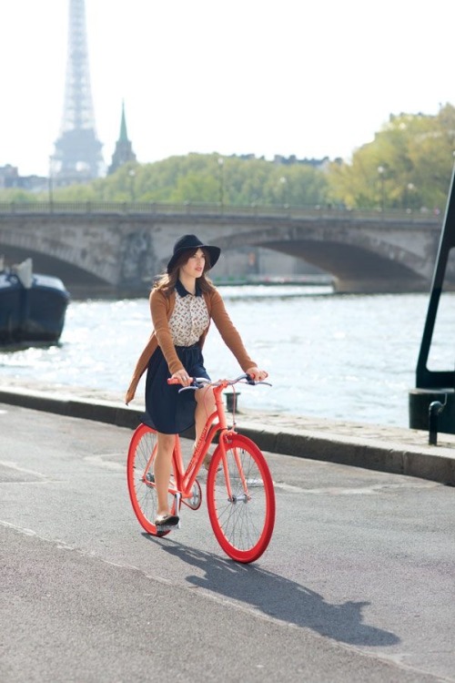 lemondeabicyclette: Sur une p`tite reine rouge le long de la Seine.