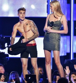 celebrtybulges:  Justin Bieber strips down