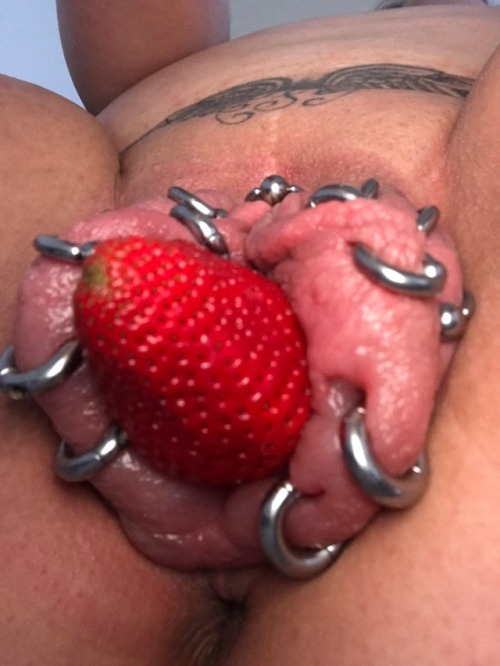 lust-sub: Ich liebe Erdbeeren, da bekomm ich Lust auf mehr! Yammi …. (horney)