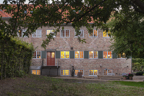 Peder Rasmussen, Kenn Schoop, Jens Bertelsen:
Kunstnervillaen “Krogen”
Billedhugger Kai Nielsens bolig og atelier,
tegnet af arkitekten Ivar Bentsen
Indhold
“Huset med de blå skodder” af Karin Sundberg og Søren Milner
“Kai Nielsens atelier” af Peder...