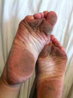 aurabfeet:  My dirty soles…