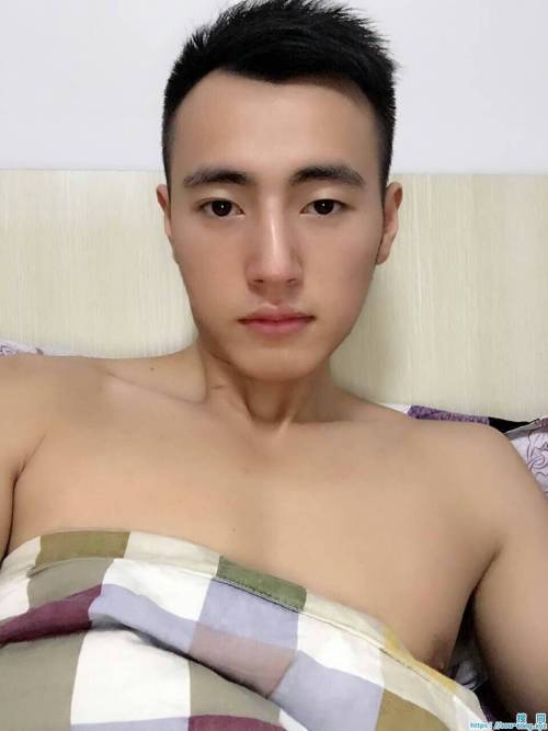 mantop10691: 是個長的眉清目秀念書時還是練田徑的帥氣直男..