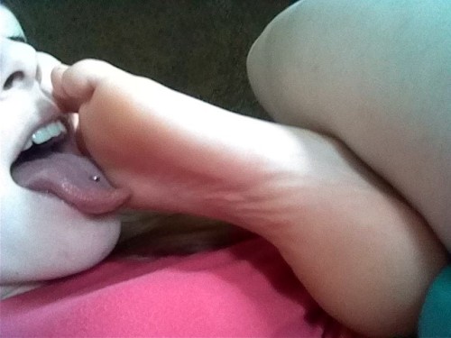 robbiecwhitt: Foot model and longtoes www.fflovers.com/