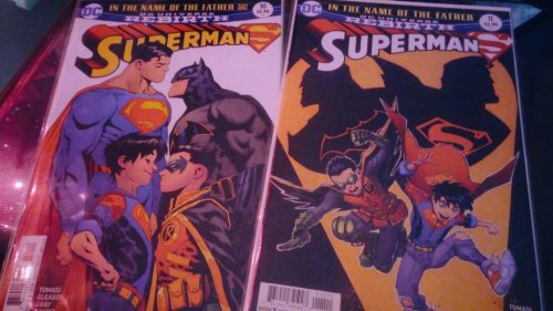 eeeeee i got comicssssi love the supersons ;o;