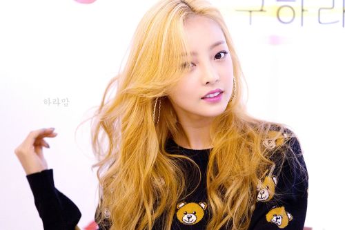 karadises: 150703 - ‘nailhara’ art book fansign event (1, 2)credits: 9hara_mom // p