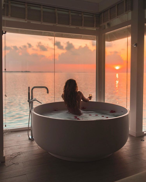 barefootnortherngirl: thcartierrug: @lyss Join me, please handsome