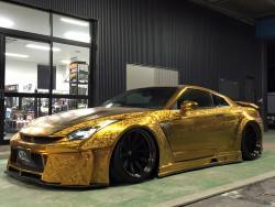 shakotansolari:  KUHLRACING &amp; ARTISIZAWA PROJECT R35GTR ENGRAVE GOLDMETALPAINT GODZILLA‼2016TOKYOAUTOSALON DEBUT‼ It is available to purchase this car during TOKYO AUTO SALON‼The price will be fixed on the event day!! KUHLJAPANプロジェクト第3弾‼エングレービング