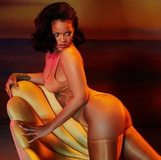 Porn photo Rihanna Posing In Sexy yellow Lingerie 
