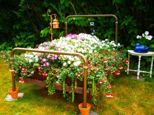 boredpanda:  15+ Ways To Recycle Your Old Furniture Into A Fairytale Garden  