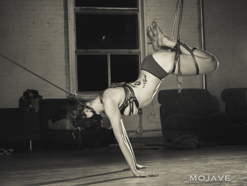 sugarburnlatex:  Futomomo Hand Stand! When my arms got tired, it pulled on my hair and legs. 
