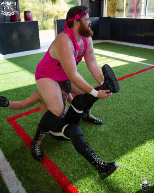 CUTE JOBBER ABOUT TO HAVE A WEIGHT SMASHED INTO HIS BACK!!!!