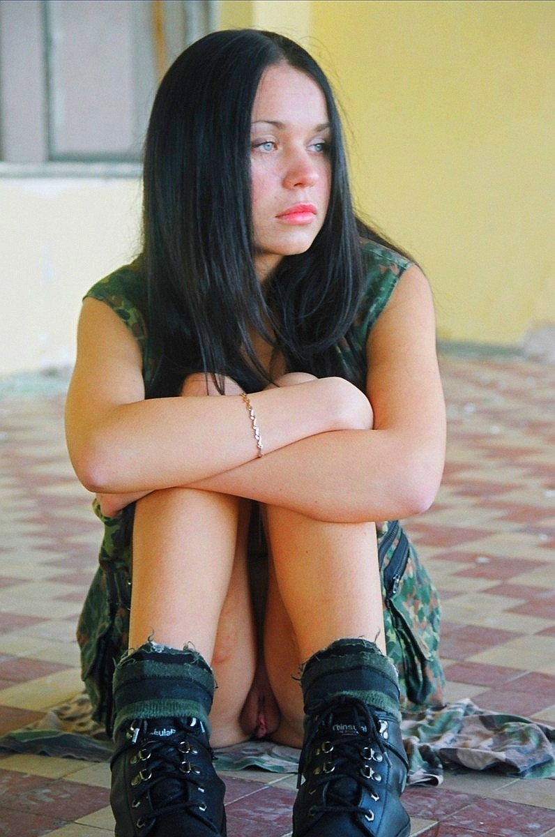 girlsgoingcommando3:  Sweet edgy commando
