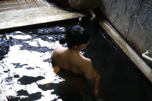 おはようございます はげしい気温の変化に体調がついていってないしずかです ・ 東鳴子温泉「いさぜん旅館」 混浴というにはあまり広くない湯船で他に入浴者がいると緊張してしまいそう ・ 湯温高めでのんびり