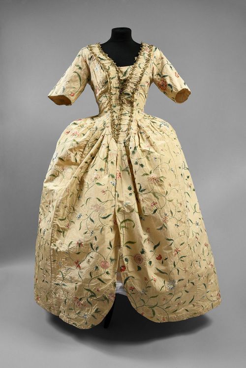  Robe à l’anglaise, late 18th centuryFrom Coutau-Bégarie via Interencheres