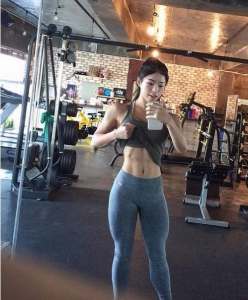 ababeinyogapants: Fit asian girl taking a selfie