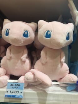 zombiemiki:  New Pokemon Center exclusive plush - Dragonair, Dragonite, and Mew!   ohmygodddddd those dragonairs ;____; aaaahhhh &lt;3