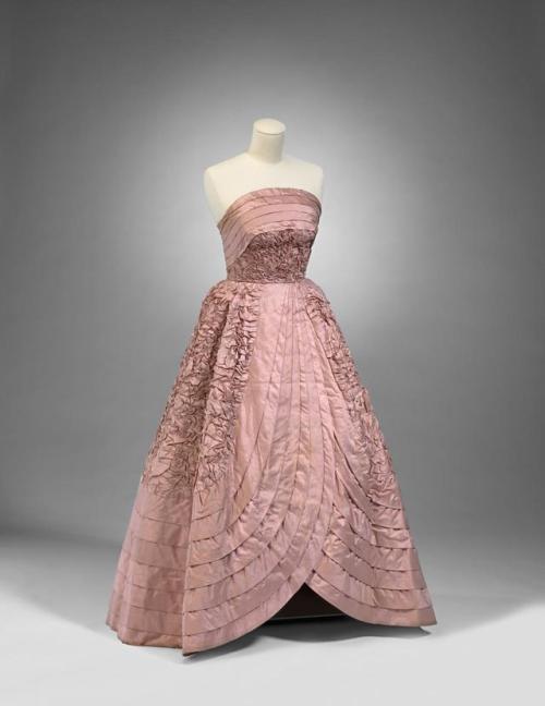 fashionsfromhistory:Evening DressHall Ludlow1954National Gallery of Victoria