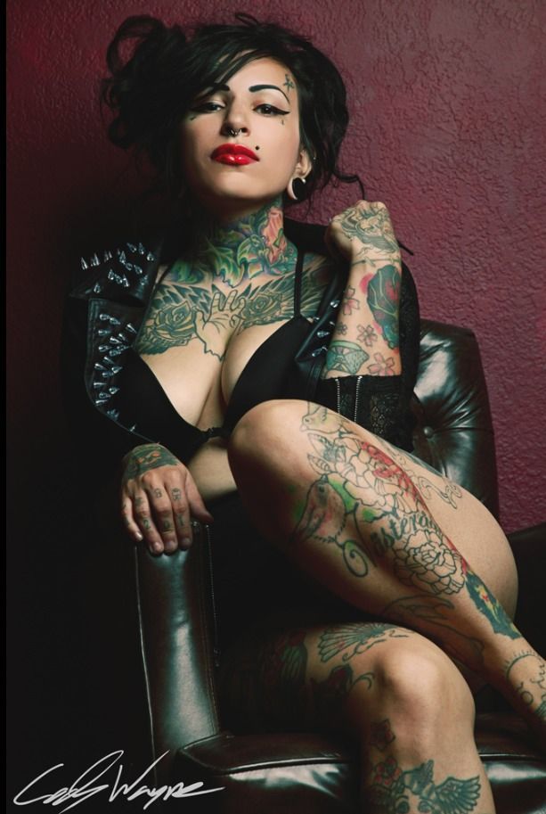 tattoed-babes:  inked babe follow us here : http://tattoed-babes.tumblr.com/