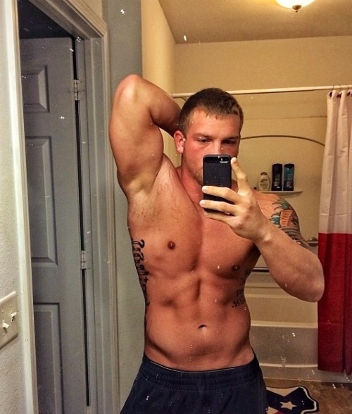 my-uncut-cock-caught-candid:  sjcollegeboi:  well, yes please! texasfratboy:  totally hot muscle stud with adorable smile!  and love those blue eyes!    I think I am in love!