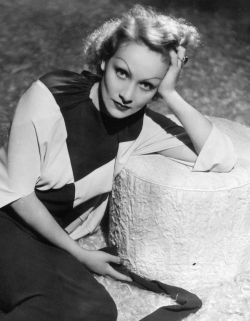 divadietrich:  Marlene Dietrich, at home.