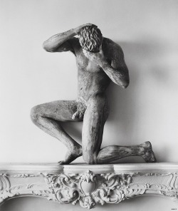 ohthentic:  flashofgod: Herb Ritts, Clay nude on mantle, 1989.  Oh 
