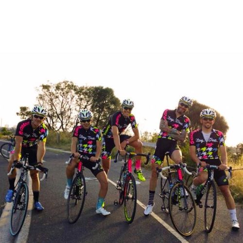 pedalitout: Summer evenings rollin’ with mates . #staytrueracing by northsidewheelers ift.tt/