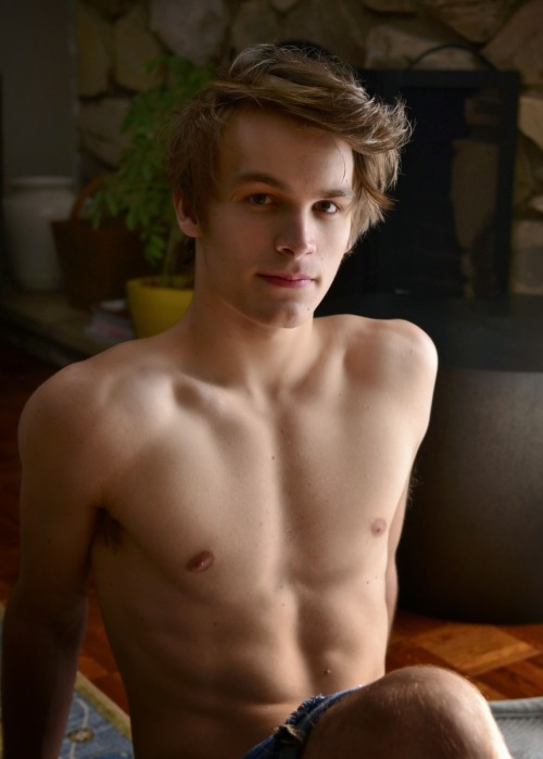deluxeandelightful:  Kelton White