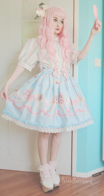 petitepasserine:  not gonna lie, I adore how my icecream dress looks like with my soft cream skirt ; - ; haha look at me being a big dumb posing with a mirror / / /  