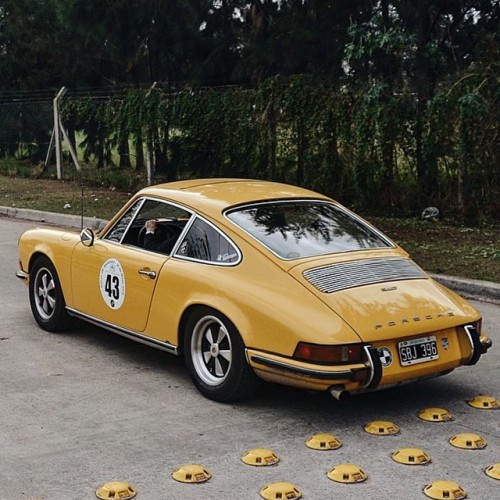 megadeluxe:  Photo by @alearretureta 💨 Happy Sunday🌀 by porscheclub http://ift.tt/1AHunAC
