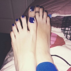 feetblogz:  barefootwomen101:  sundaysfeet:  blue blue blue🎵         