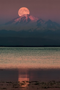 0ce4n-g0d:  The Moon over Mount Baker by Alexis