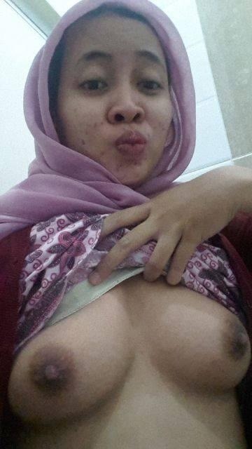 malayfoto:  mymymy77:  zulfaqa77:  Awekk Melayu Cutie  Tetek. Sedap  Tudung hanya