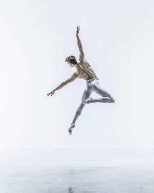 lovelyballetandmore: Harris Bell  | The Royal Ballet | Photos by  Johan Persson  