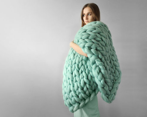 catastrofries:  ladyinterior:  Oversized Knitted Blankets, Anna Mo  So much bigger than you expect them to be.