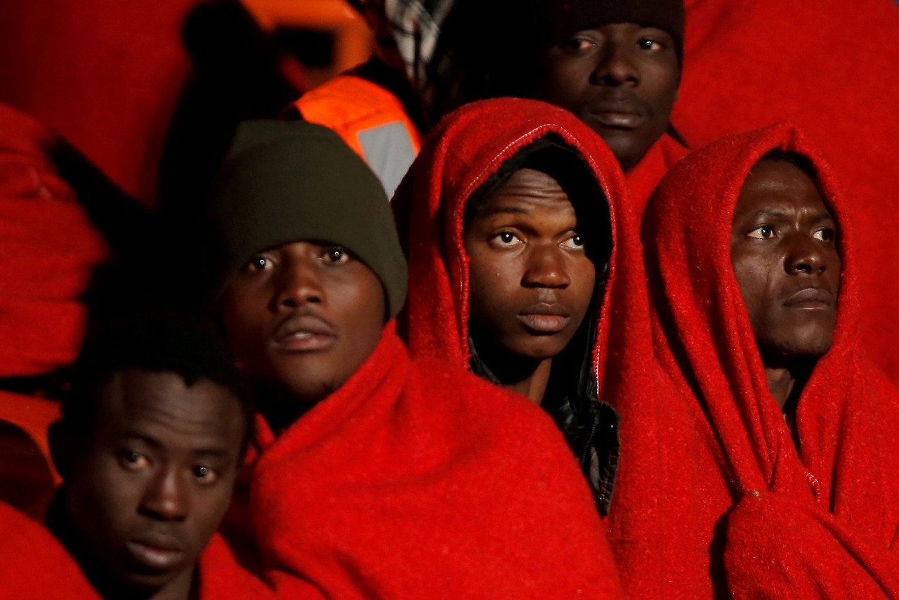 RESCATES. Unos 255 migrantes fueron rescatados durante la noche en el Mediterráneo frente a las costas de Libia, justo antes de que el mal tiempo azotara la zona. La ONG española Proactiva Open Arms recogió un bote de goma que transportaba a 134...