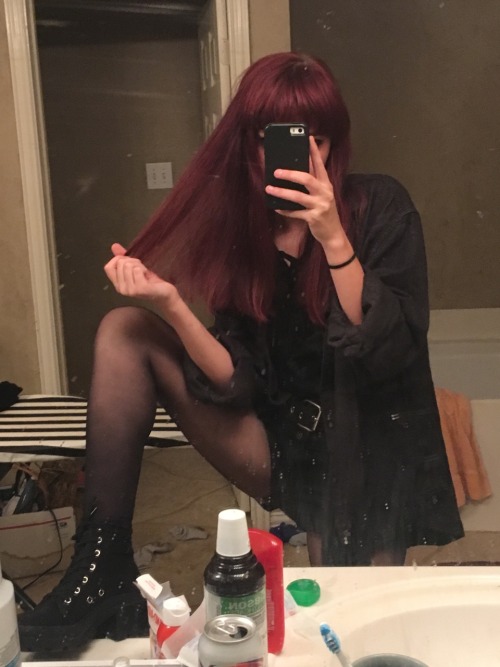 thriftstoregoth:  I wish I looked this iconic all the time  A leg for your thoughts?