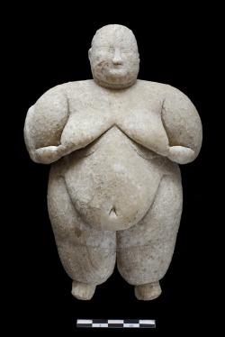 magictransistor:Neolithic anthropomorphic marble figurine (5500–8000 BC) excavated in Çatalhöyük, Turkey.