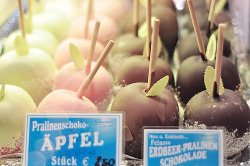 cinnahearts:  delicious apple candy dipped with chocolate icing (by asliboduroglu)  