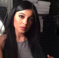 b0ssofcorseeex:  kendallandkyliejennerlove:  Kylie: “I never take selfies with the front camera who knew this shit was so good. Lol. Makeup by me duuuuh” OMG KYLIE😍😍  xx 