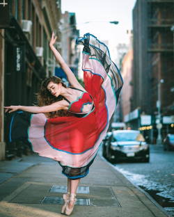 mymodernmet:  Breathtaking Portraits Capture Ballet’s Finest Dancing on the Streets of New York