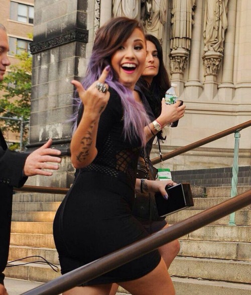 wordsofdemetria:  The ass and the sass make this picture perfect